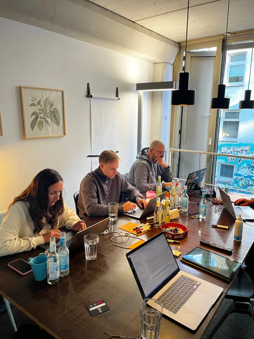 Teilnehmer beim praktischen Arbeiten