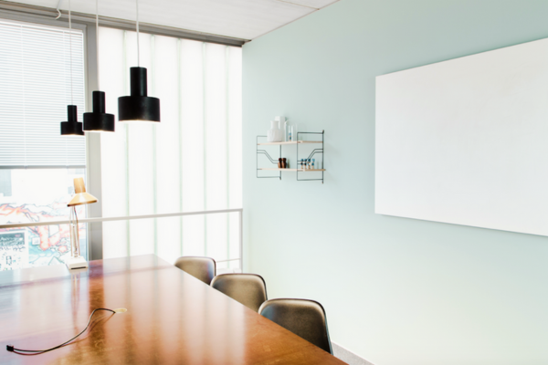 Moderner Schulungsraum mit bequemen Arbeitsplätzen im betahaus Hamburg